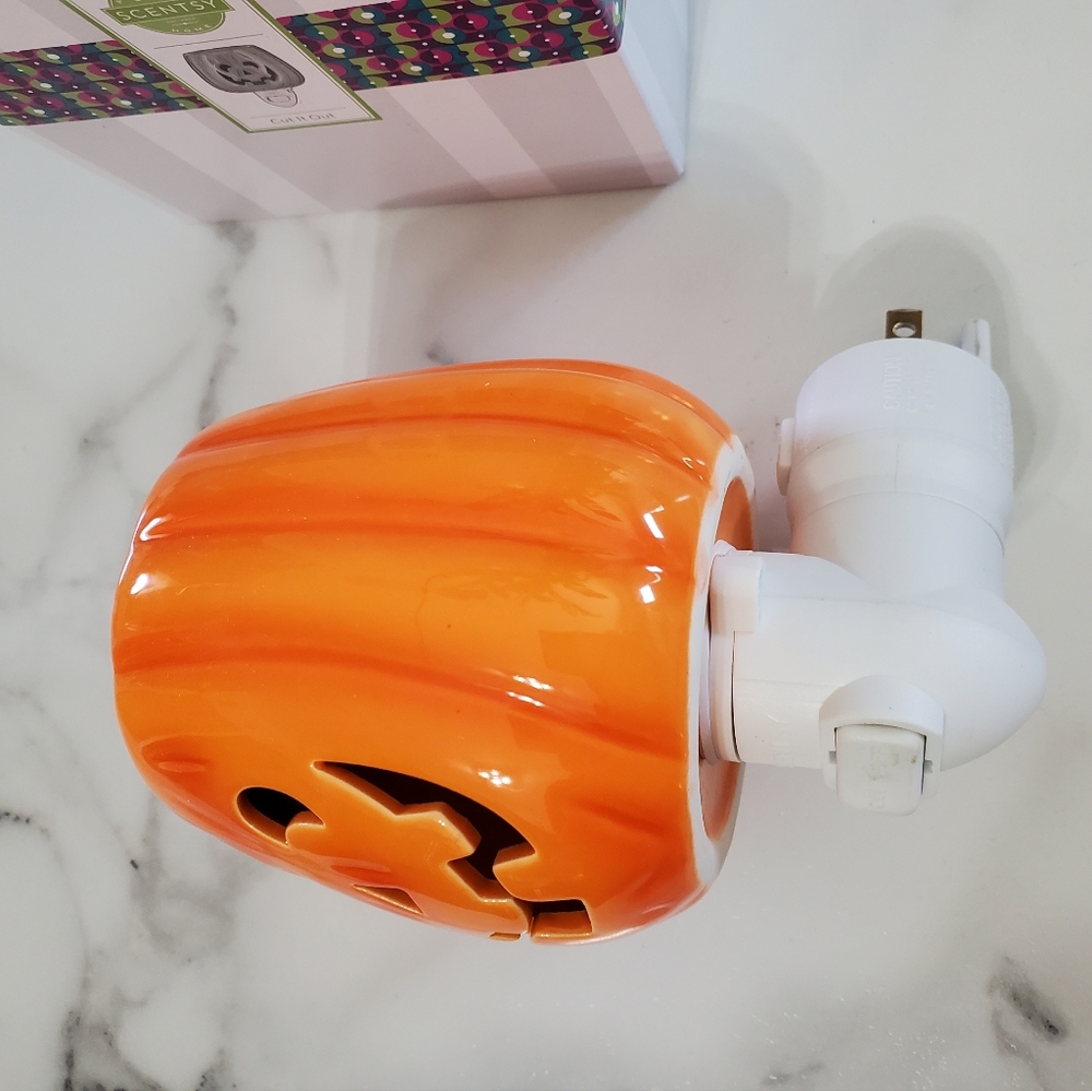 Cut it Out Scentsy Plugin Mini Warmer Pumpkin - Picture 7 of 14